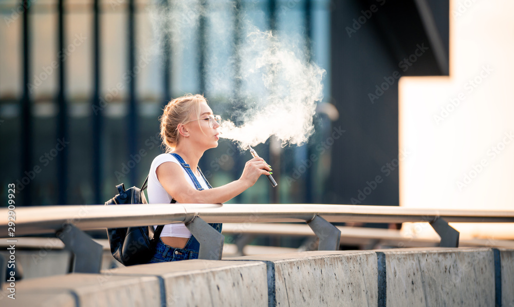femme sur un pont fumant une vapote de Fabricant de e-liquide Français
